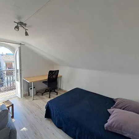 Attic In Mourillon 公寓 *